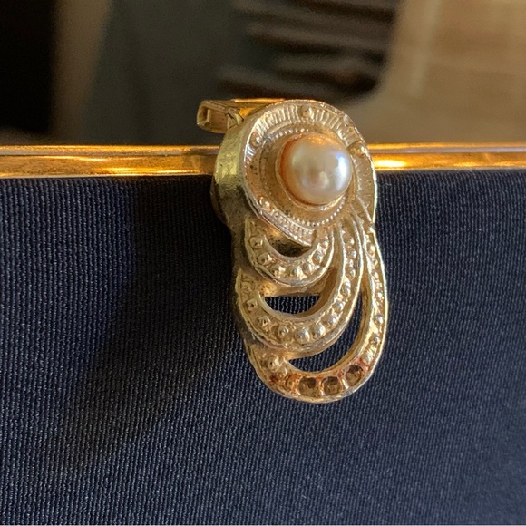 v i n t a g e :: Elegant Pearl Evening Metal Framed Purse Clutch - Picture 3 of 14